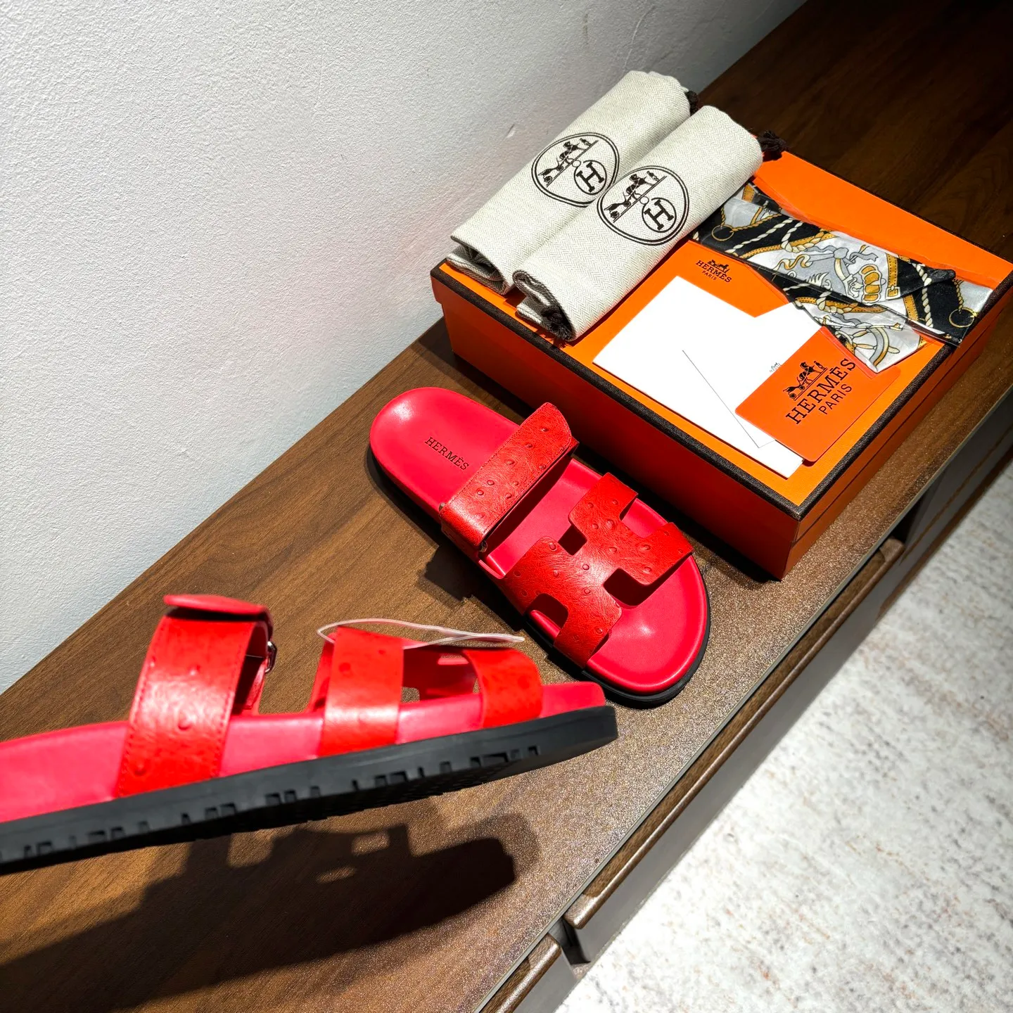 👟👟Ex-factory price 520👟👟 Men's size +10 Brand💗: HERMES Number💗: H8018-210199 Color💗: Ostrich pattern new color system Size 💗: 35 to 40 38-45 Upper material: imported calfskin Outsole material: Tpu anti-slip and wear-resistant outsole 🆕🆕🆕HERMES 2025 latest color matching, original purchased and dismantled, imported custom fabrics. All colors have been adjusted N times, striving to be zero different from the original! The top version for women 💰 Erjie's shoes that have become extremely popular recently - chypre sandals, which are comfortable for all ages and are cute and cute. Paired with various colored socks, it’s so trendy